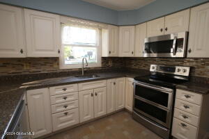 Kitchen - 37 Alpine Dr