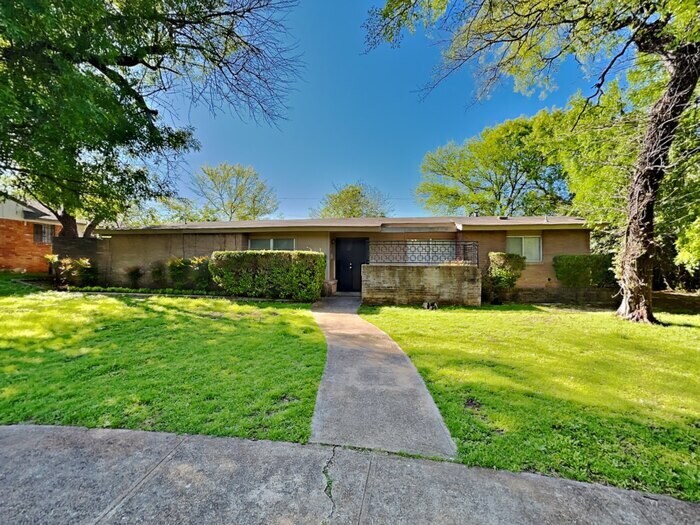 Foto principal - No Application Fees* $500 off w/move in by...