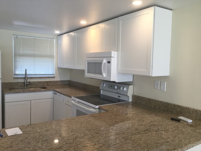 KITCHEN - 13 High Point Cir N