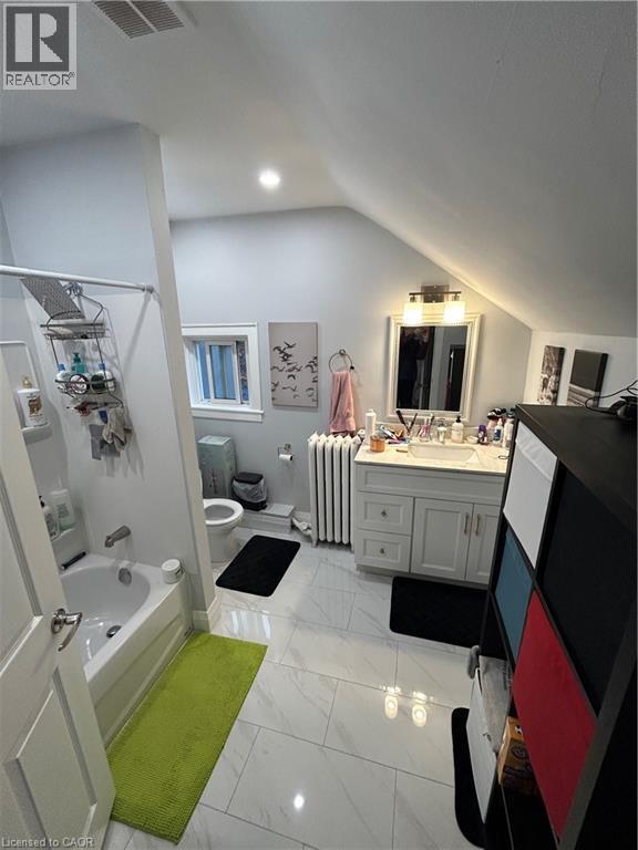 Photo du bâtiment - 122 Hellems Ave