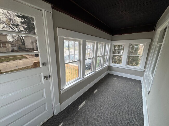 Foto del edificio - Spacious 2-Bedroom Home in a Quiet Neighbourhood!