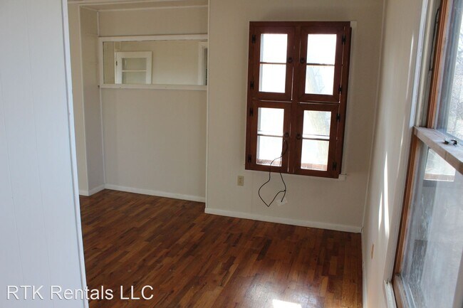 Building Photo - 3 br, 1 bath House - 215 Willow Way