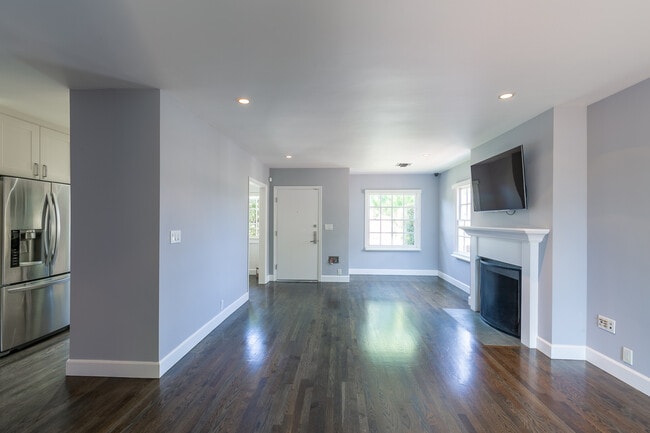 Building Photo - 1530 S Sierra Bonita Ave