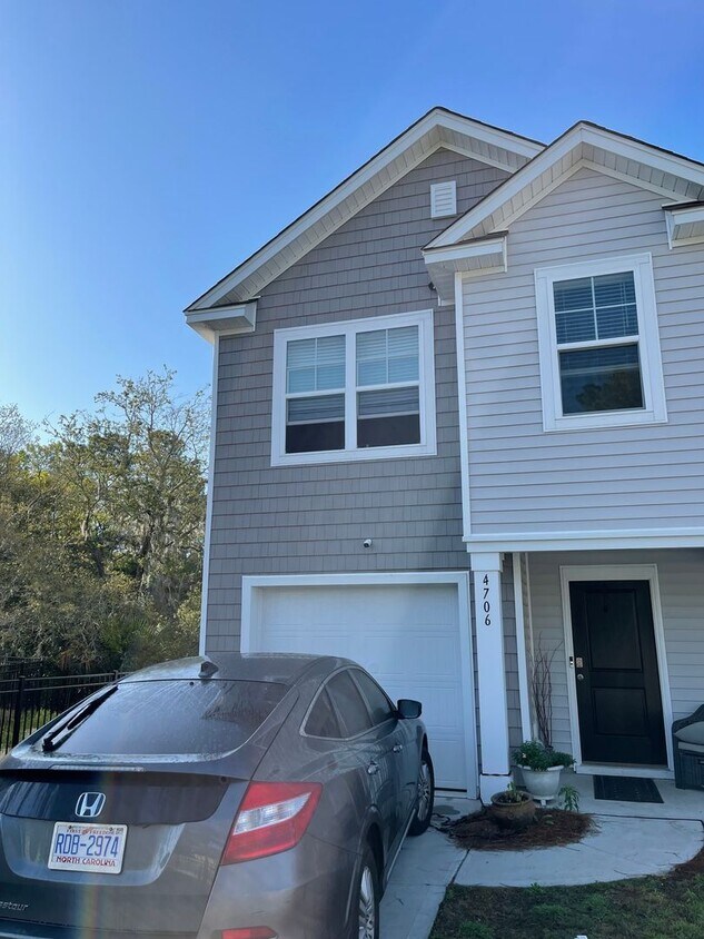 Foto principal - Charming 3BR Townhome in North Charleston