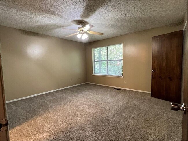 Foto del edificio - 2043 E Oaks Dr
