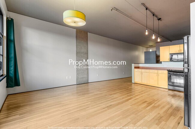 Building Photo - One Bedroom Loft w/ City Views in the Pear...