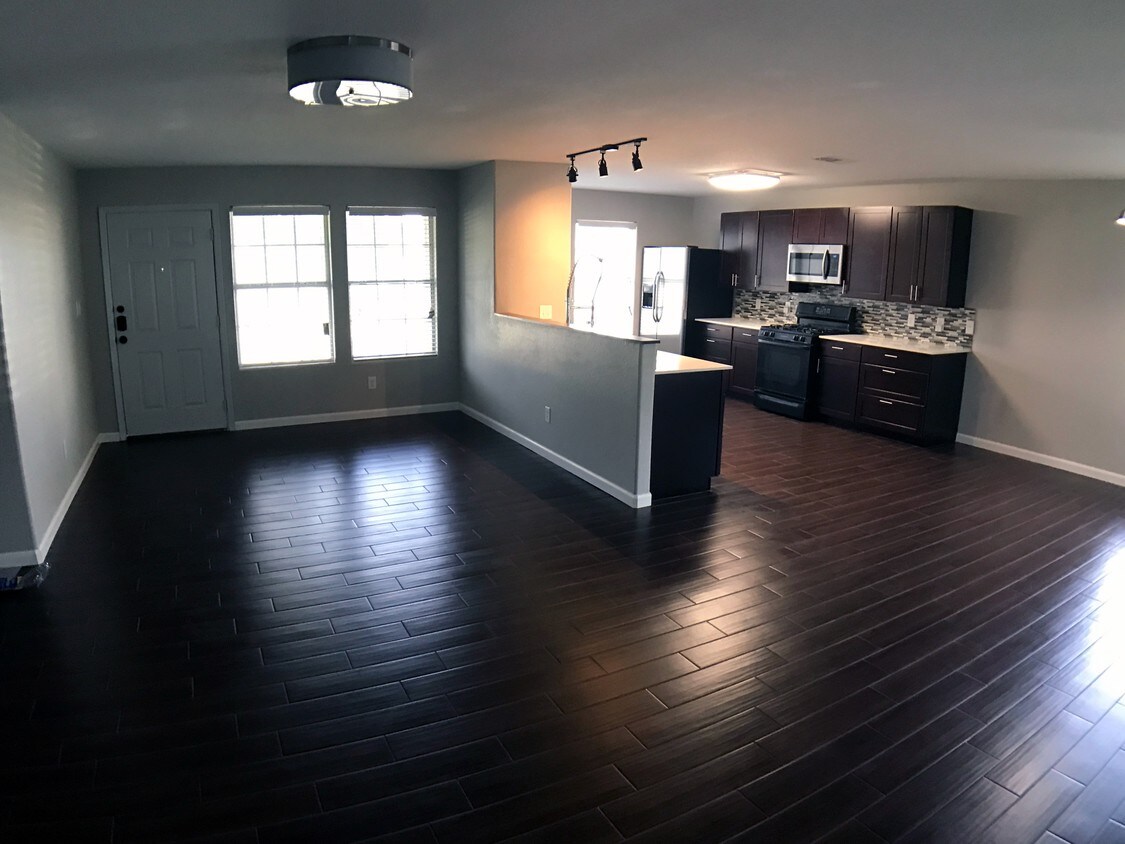 Enormes área de estar abierta - 5700 Glen Meadow Dr