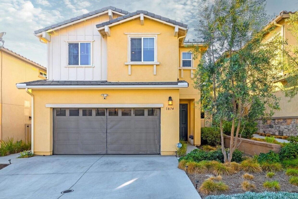 Foto principal - NEWER 4BD/2.5BA Home in desired Main Ranch...