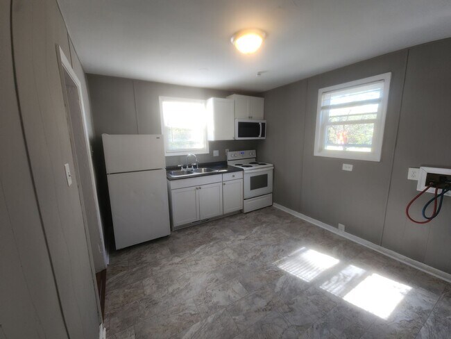 Building Photo - Charming 2 Bedroom with Large Backyard in ...