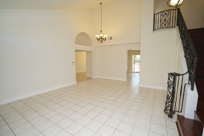 Building Photo - 4 Bedroom Rental Home in Santa Clarita.
