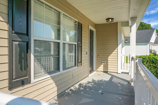 Building Photo - Spacious 2 Story, 4 BR, 2.5 BA, 2 Car Gara...