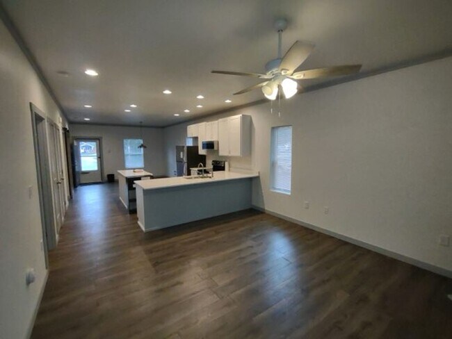 Building Photo - Like New 2 BR 2 BA Beach Home
