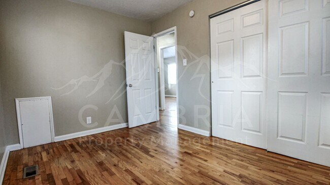 Building Photo - Cute 3 BD - 1 BR Home Available in South S...