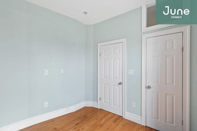 Foto del edificio - ROOM ONLY in 2-bed/1.0-bath Home
