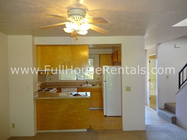Building Photo - 825 Stephens Dr