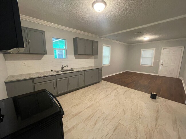 Building Photo - Completely renovated 4/2 Single Family home ! Available now!