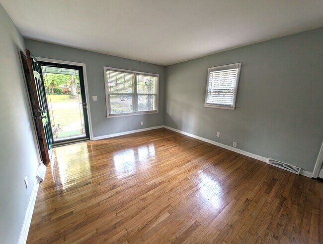 Building Photo - Minutes from UPTOWN! 4 Bedroom!  100% Remo...