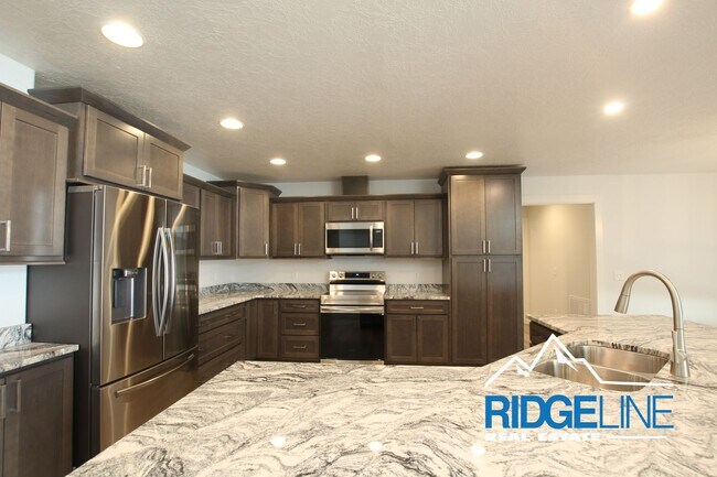 Building Photo - Newer Built Townhome Ready for Lease!