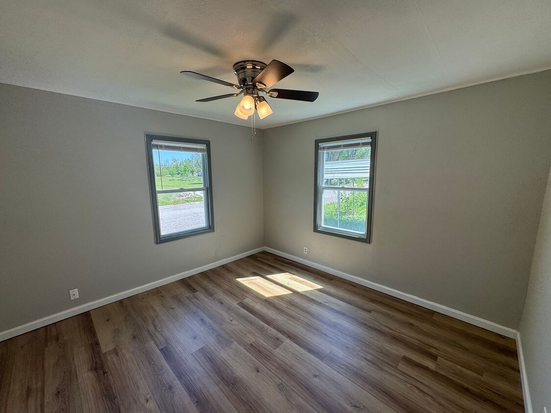 Primary Photo - $895 - 3 bed 1 bath - Single Family Home