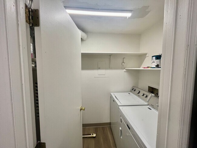 Building Photo - 1 bed 1 bath condo w/ in unit laundry