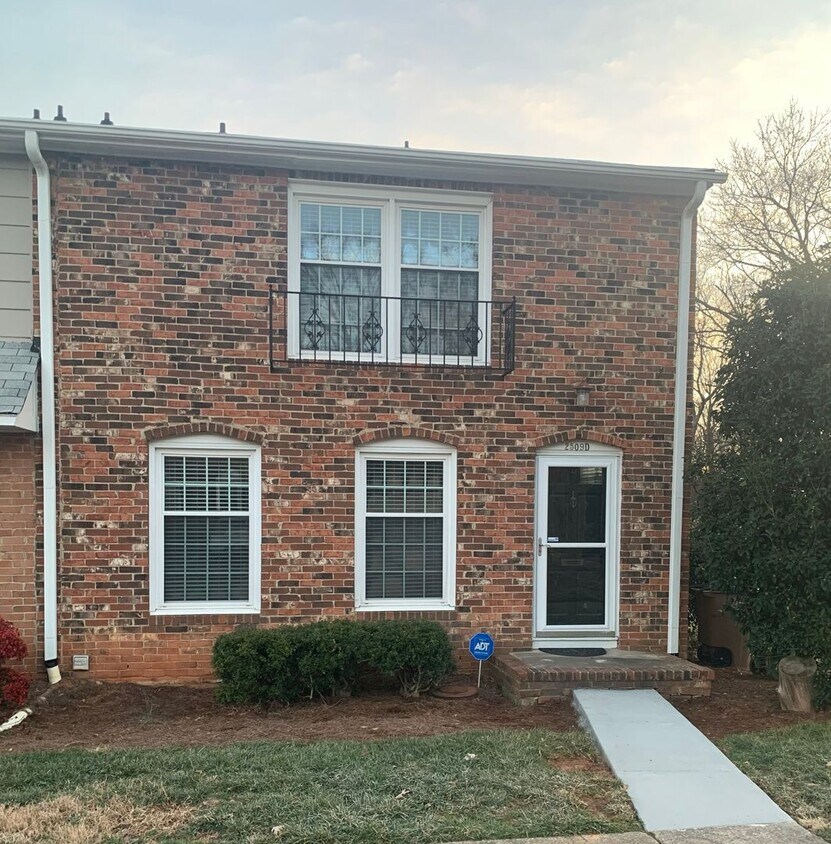 Primary Photo - Spacious End Unit Townhouse