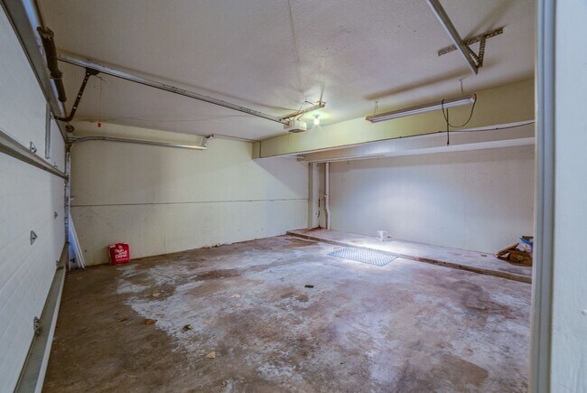 Building Photo - Riverview - Stunning 2 bed 2 bath Townhous...