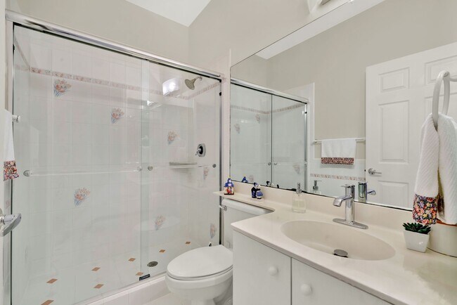 Building Photo - Elegant 4-Bedroom Pool Home in Exclusive G...