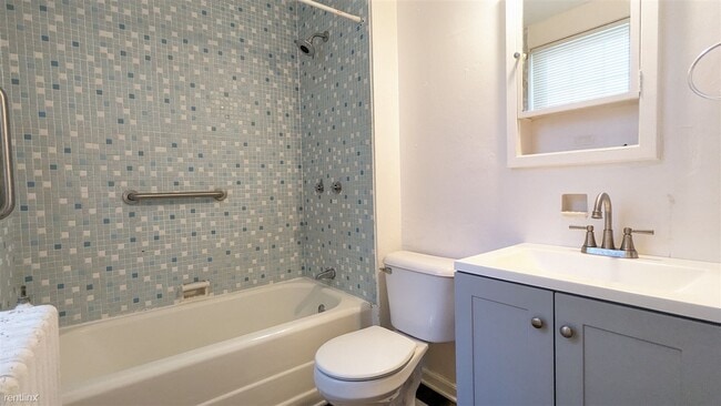 Building Photo - 3 br, 1.5 bath Townhome - 15 Foxworth Lane