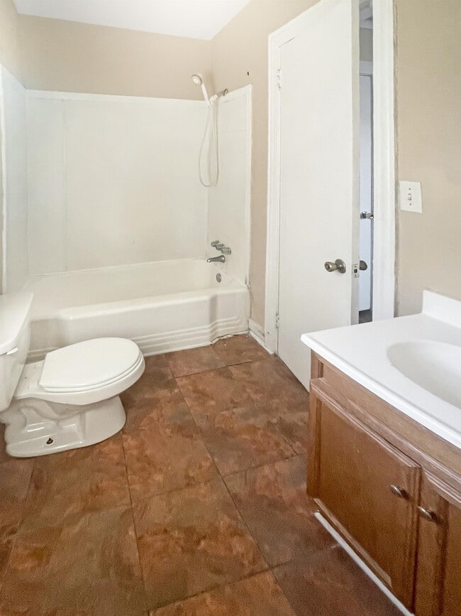 Building Photo - 40 Echols Dr