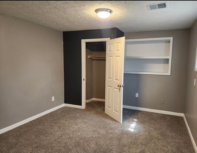 Building Photo - 1009 N Gladstone Ave