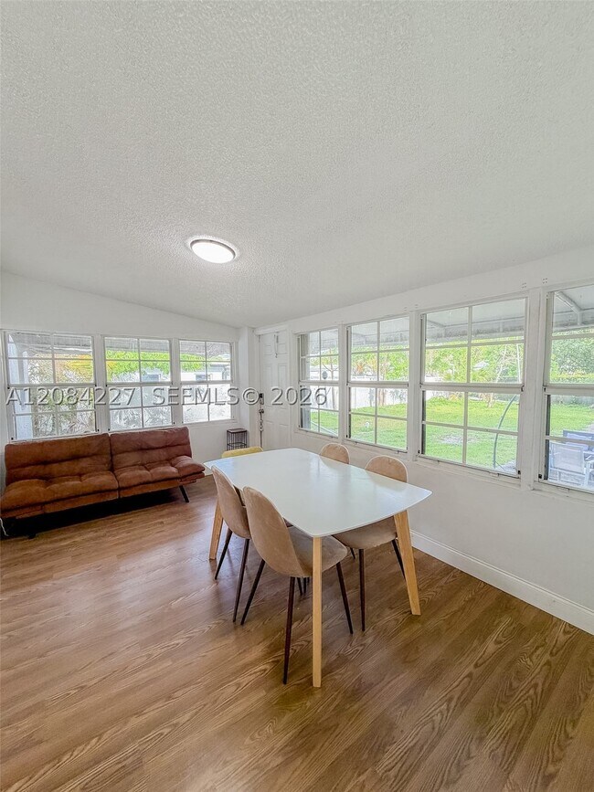Foto del edificio - 2740 Dewey St
