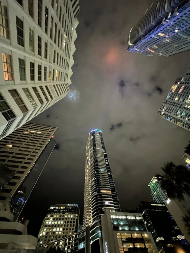 Building Photo - 905 Brickell Bay Dr
