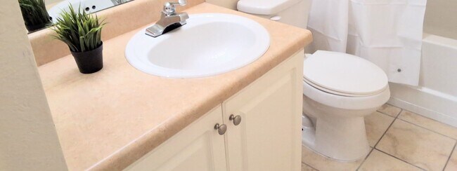 Foto del edificio - Beautiful 2 bedroom/2 bath condo with a ba...