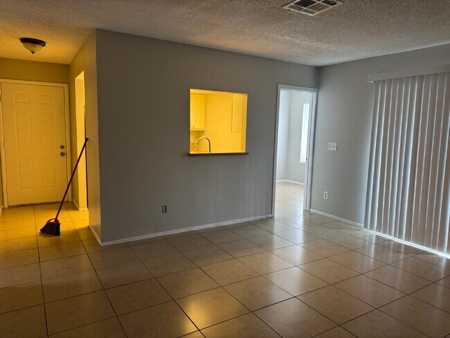 Foto del edificio - 3 Bed / 2 Bath Apartment Available in East Las Vegas