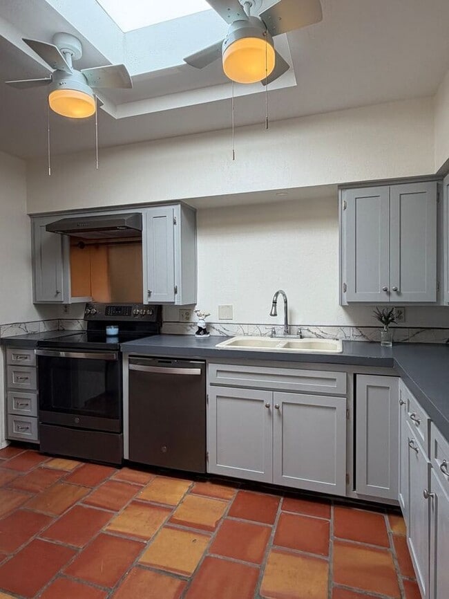 Building Photo - Stylishly Remodeled 2-Bedroom 2 Bath Townhome in Pueblo Villas