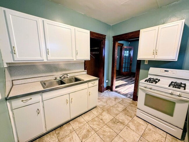 Building Photo - Beautiful 3 bedroom home on corner lot with garage - Canton NW