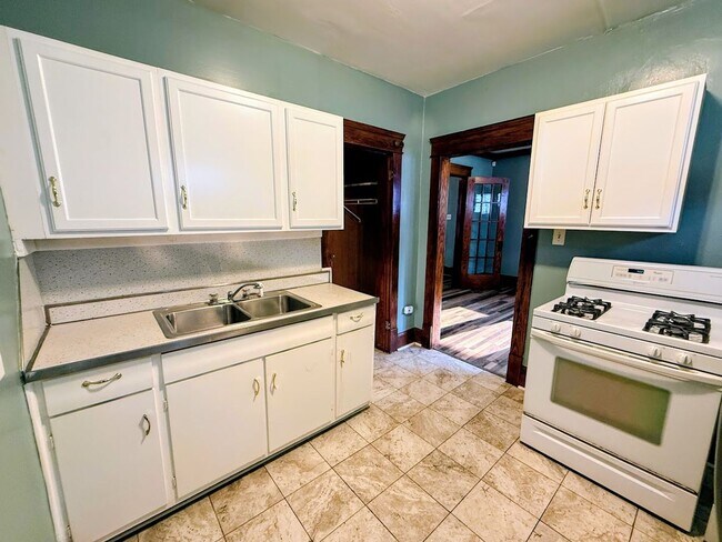 Foto del edificio - Beautiful 3 bedroom home on corner lot with garage - Canton NW