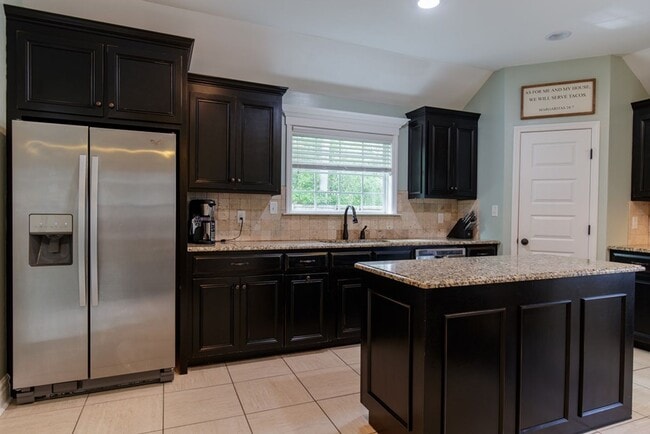 Building Photo - Spacious & Stylish 4BD/2BA Home in Valdost...