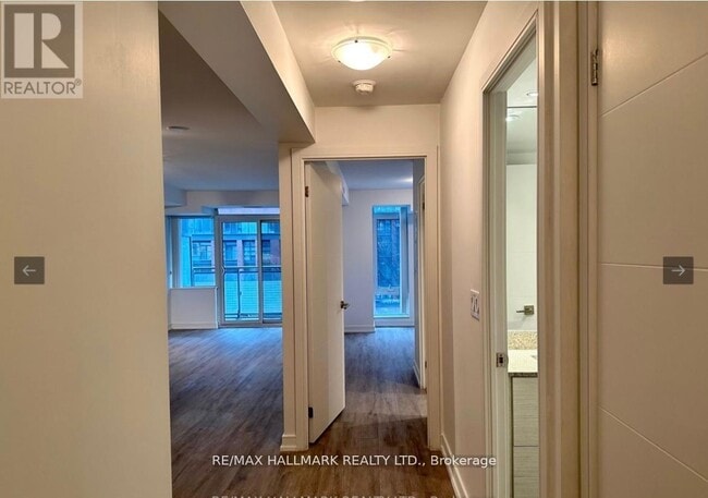 Building Photo - 525 Adelaide St W