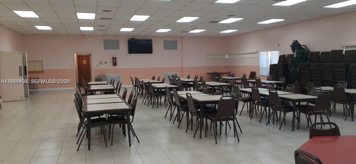 Foto del edificio - 8515 Sunrise Lakes Blvd