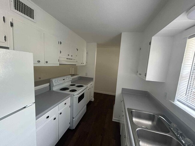 Building Photo - Pine Ridge Apartments at Shalimar