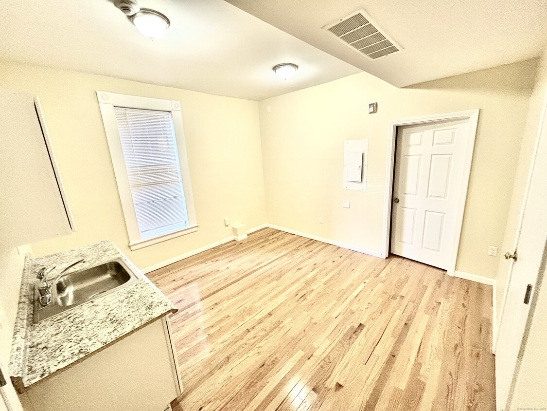 Primary Photo - 135 W Main St