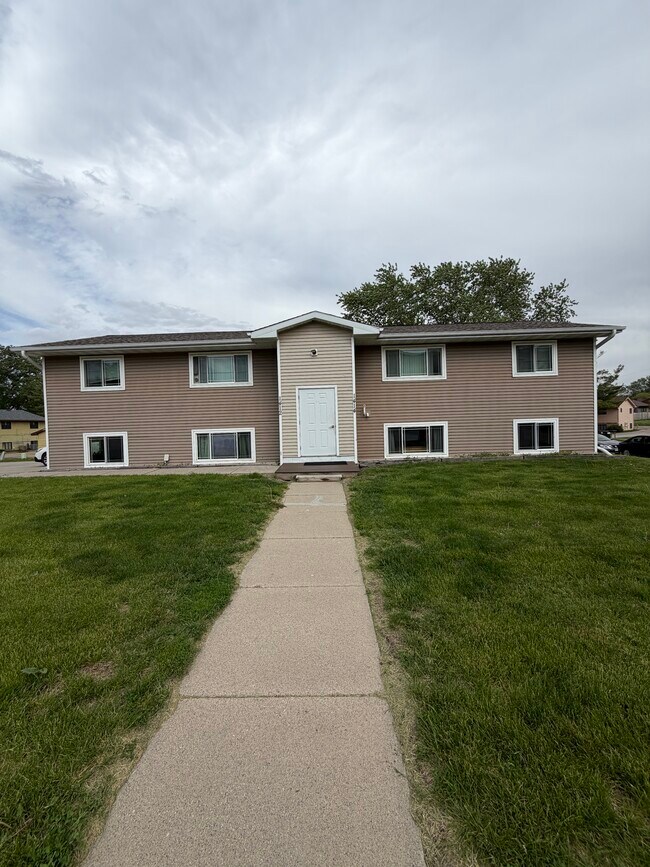 Building Photo - 1412 North Dakota Ave