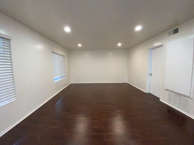 Foto del edificio - Spacious Silverlake Condo – Move-In Ready!