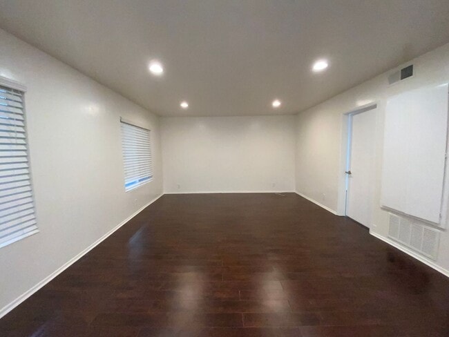 Building Photo - Spacious Silverlake Condo – Move-In Ready!