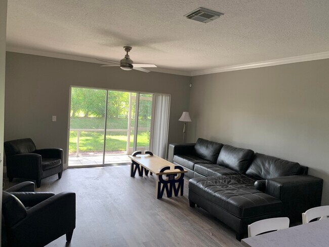 Foto del edificio - 13762 Creston Pl