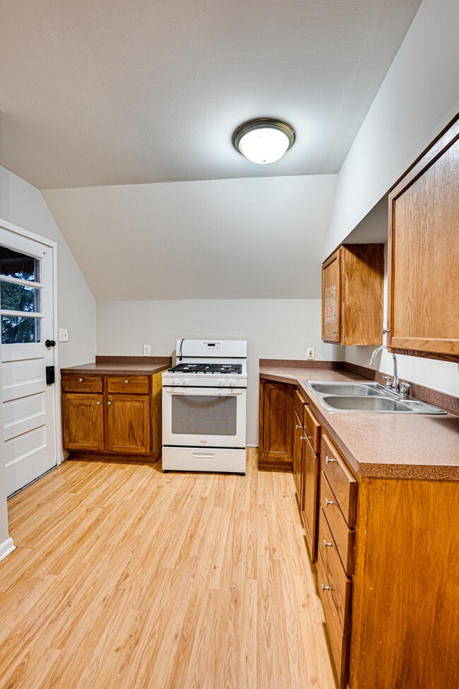 Building Photo - 735 Sexton St