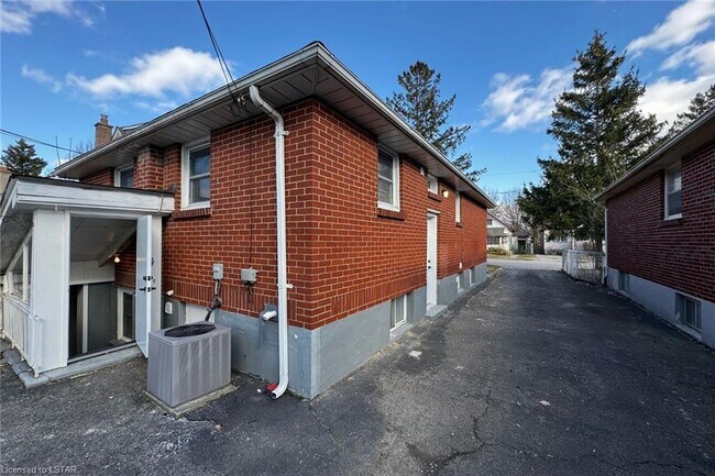 Photo du bâtiment - 2 Bed | 1 Bath – Basement Unit in Quiet Residential Duplex – All Inclusive – $1,575/month