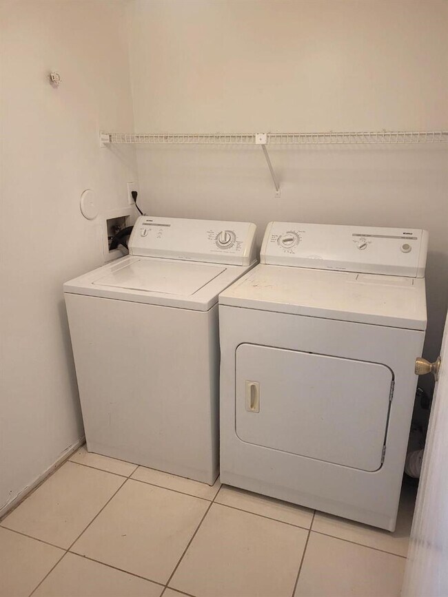 Foto del edificio - 3208 Coral Lake Ln