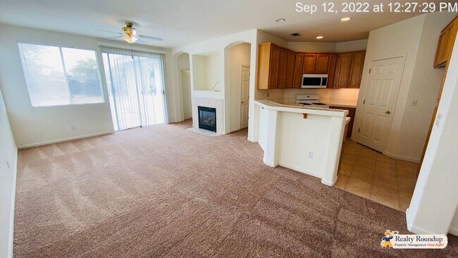 Foto del edificio - Centrally Located Right Off of the 99 FWY